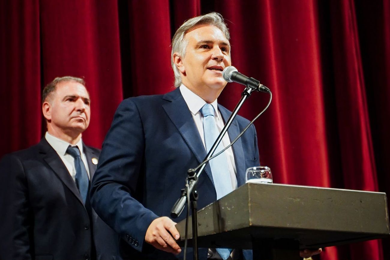 Acto de Llaryora en en el Teatro San Martín.
