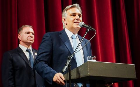 Acto de Llaryora en en el Teatro San Martín.