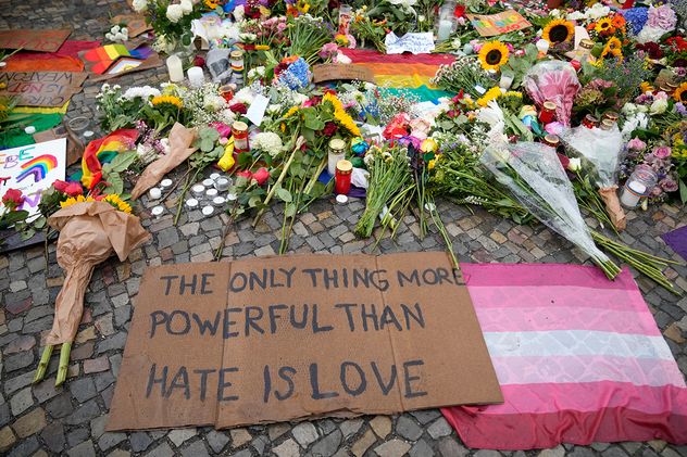 Varias personas se congregan frente a la Puerta de Brandeburgo para manifestarse en apoyo a la comunidad LGBTQ+ después de que un coche atropellara a una multitud durante la Marcha del Orgullo en Berlín.