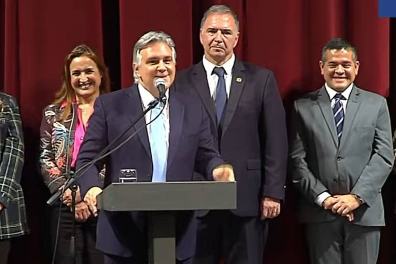 El gobernador Martín Llaryora juno al ministro de Educación, Horacio Ferreyra (centro) encabezaron un acto en el Teatro San Martín para celebrar los resultados de las Pruebas Arrender 2025. 