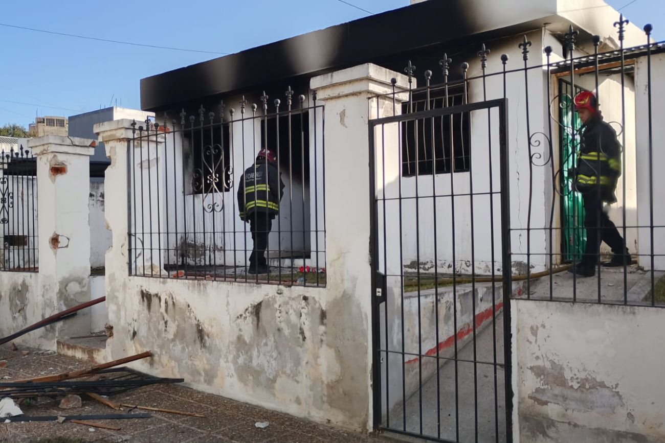 Voraz incendio en una vivienda de Córdoba: dos personas fueron internadas con quemaduras