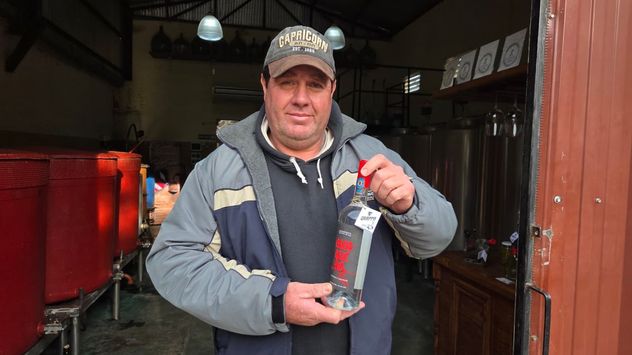 Sergio Lóndero con su aguardiente (o grapa) Churquera, un nuevo producto artesanal nacido en Colonia Caroya.