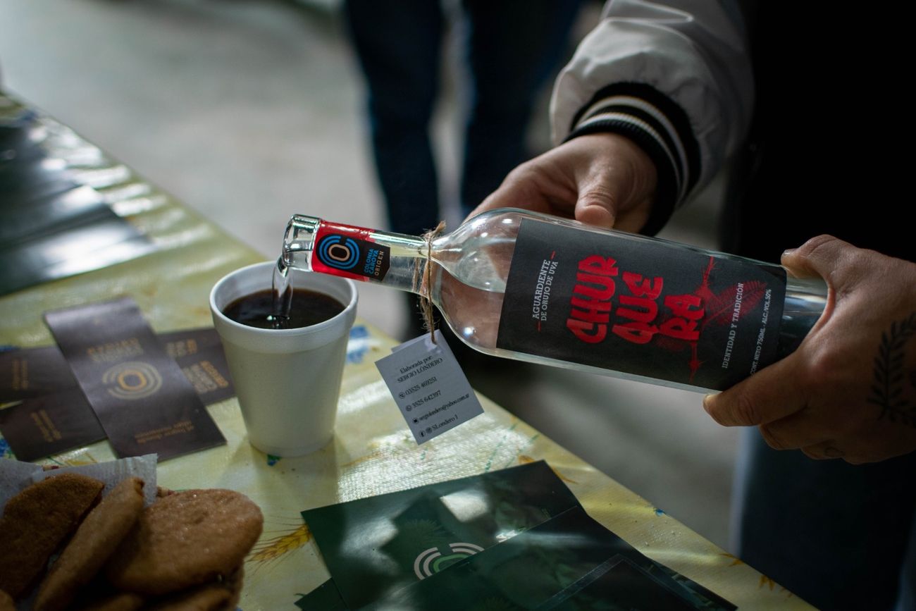 Aguardiente (o grapa) Churquera, un nuevo producto artesanal nacido en Colonia Caroya. 