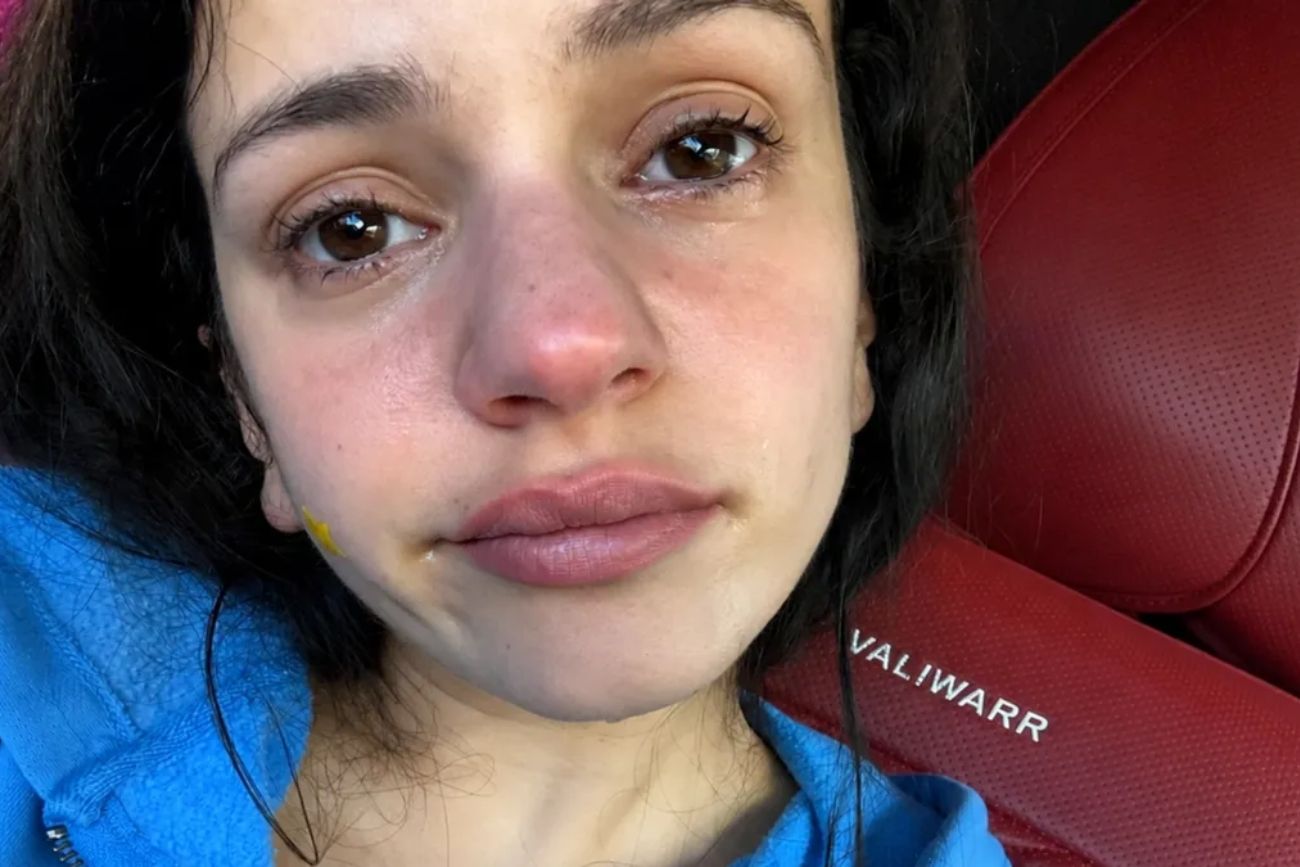 Rosalía, en una foto que compartió en su Instagram, llorando. 