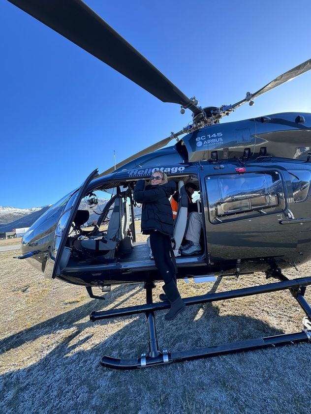 Sydney Sweeney y Scooter Braun grabaron el extremo bungee jumping que hicieron de noche en Nueva Zelanda