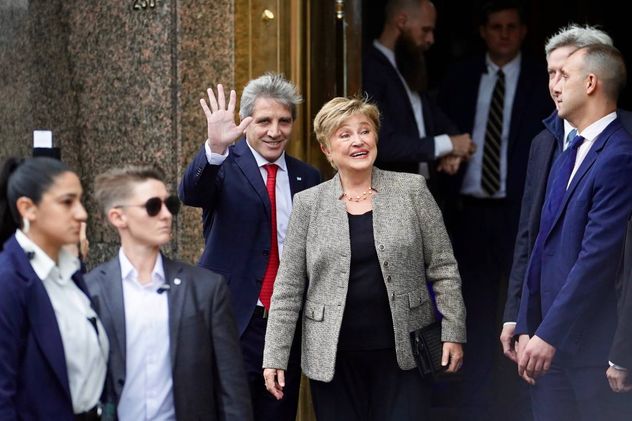 La directora gerente del Fondo Monetario Internacional, Kristalina Georgieva, junto al ministro de Economía, Luis Caputo.