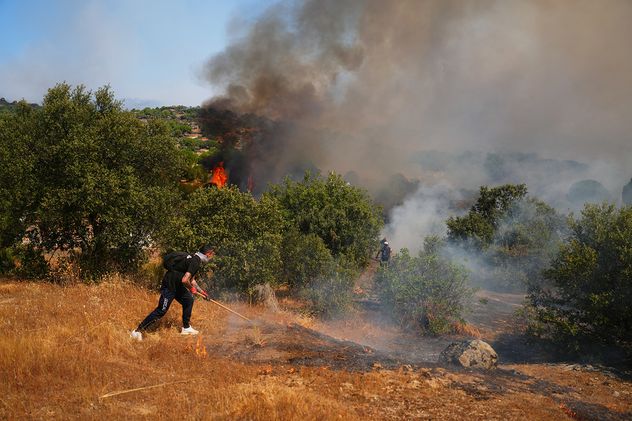 Bomberos luchan contra un incendio forestal en San Martín de Valdeiglesias, al oeste de Madrid, España.