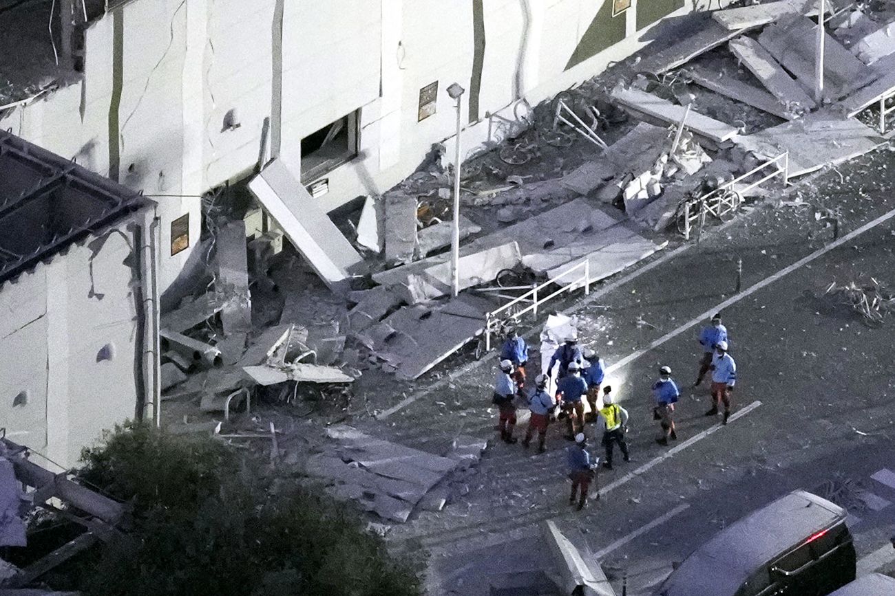 Una imagen aérea muestra a los equipos de rescate continuando la búsqueda en el centro comercial AEON Mall dañado tras el terremoto en Kashima, prefectura de Kumamoto, en el sur de Japón.