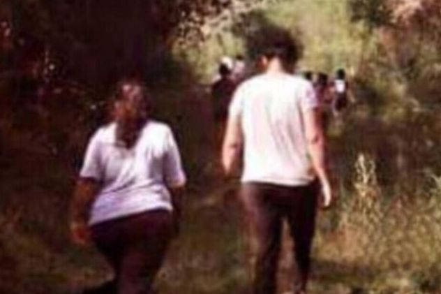 La foto en la que se ve a los chicos, entre ellos Loan Danilo Peña, caminando hacia el naranjal.