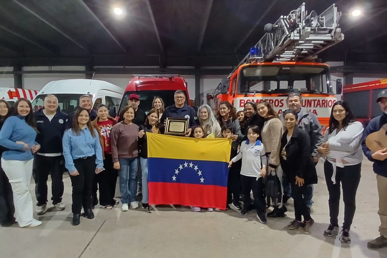 El acto de la colectividad venezolana en el cuartel de los bomberos villamarienses. 