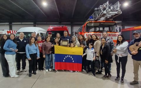 El acto de la colectividad venezolana en el cuartel de los bomberos villamarienses. 