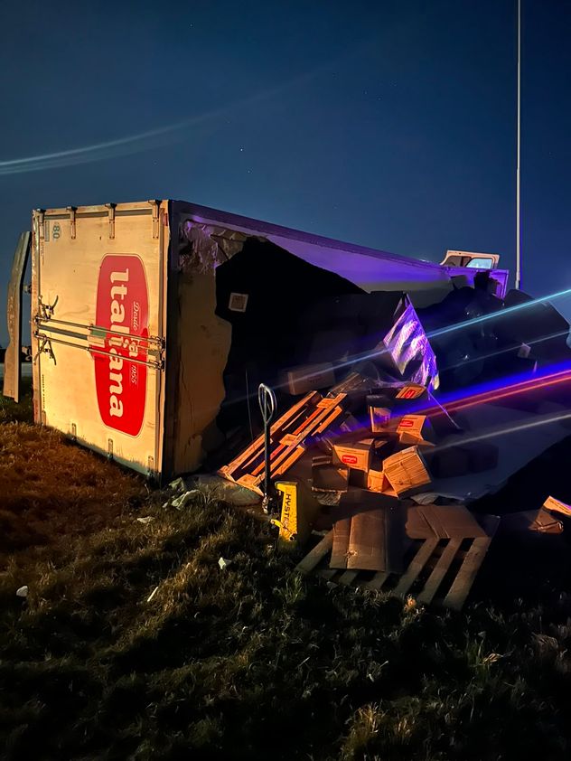 El camión que volcó. (Policía)
