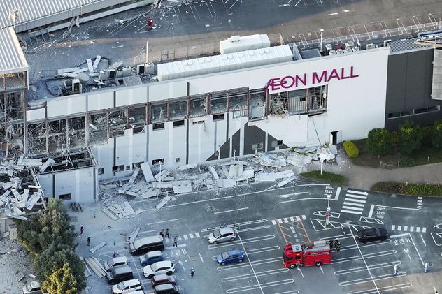 imagen aérea muestra el centro comercial AEON dañado tras un terremoto en Kashima, prefectura de Kumamoto, en el sur de Japón.