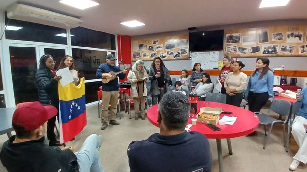 El acto de la colectividad venezolana en el cuartel de los bomberos villamarienses. 