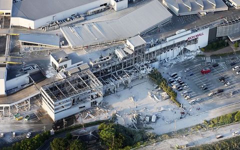 imagen aérea muestra el centro comercial AEON dañado tras un terremoto en Kashima, prefectura de Kumamoto, en el sur de Japón.