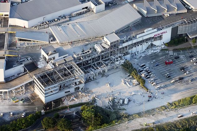 imagen aérea muestra el centro comercial AEON dañado tras un terremoto en Kashima, prefectura de Kumamoto, en el sur de Japón.