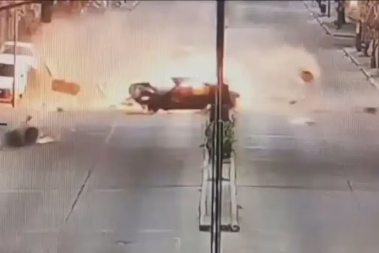 Berazategui: un auto pisó una boca de tormenta sin tapa, chocó y se incendió con dos jóvenes a bordo