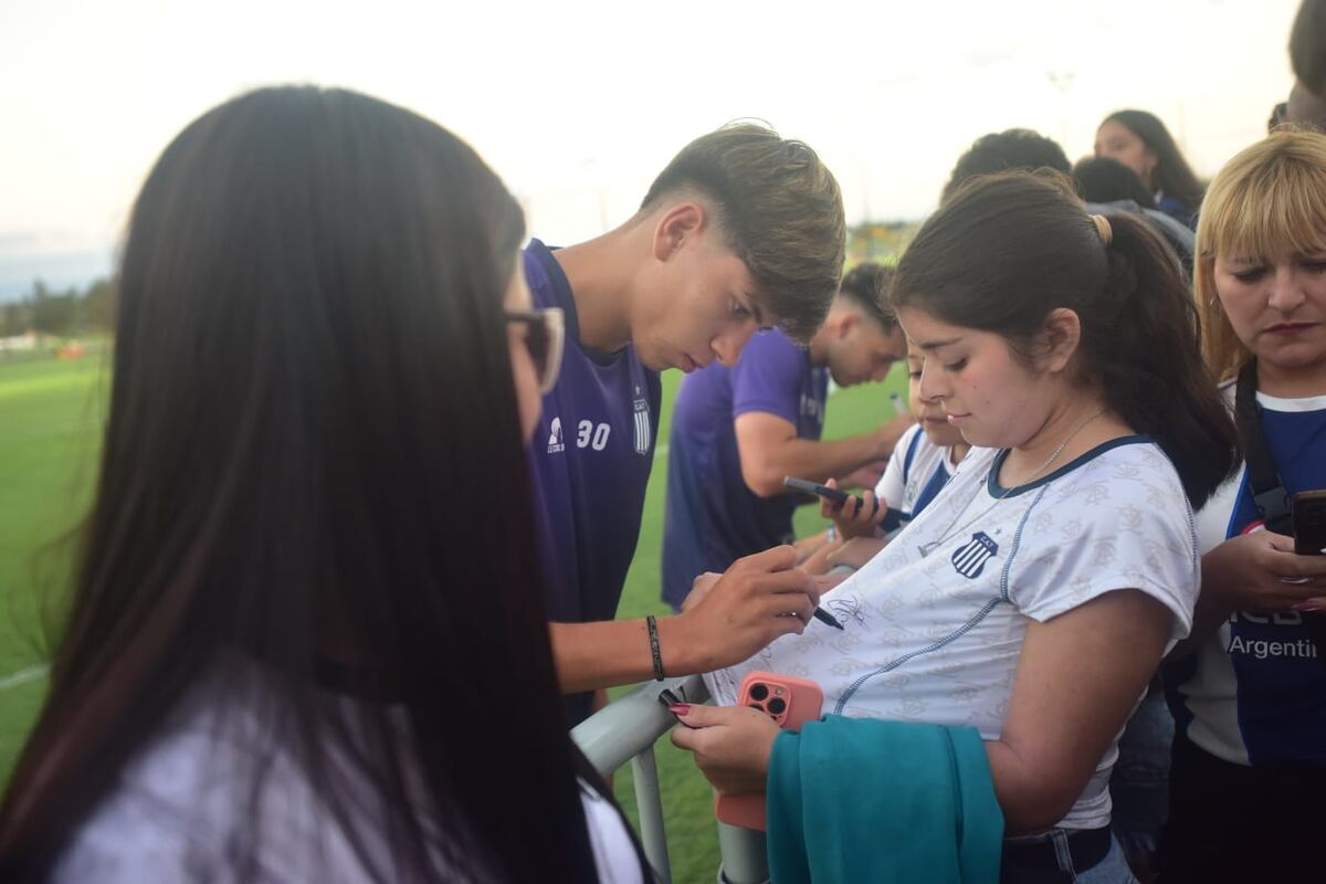 Talleres: el entrenamiento abierto reforzó el vínculo entre el plantel y su gente, en una tarde marcada por el viento y el aliento constante. (Javier Ferreyra / La Voz)