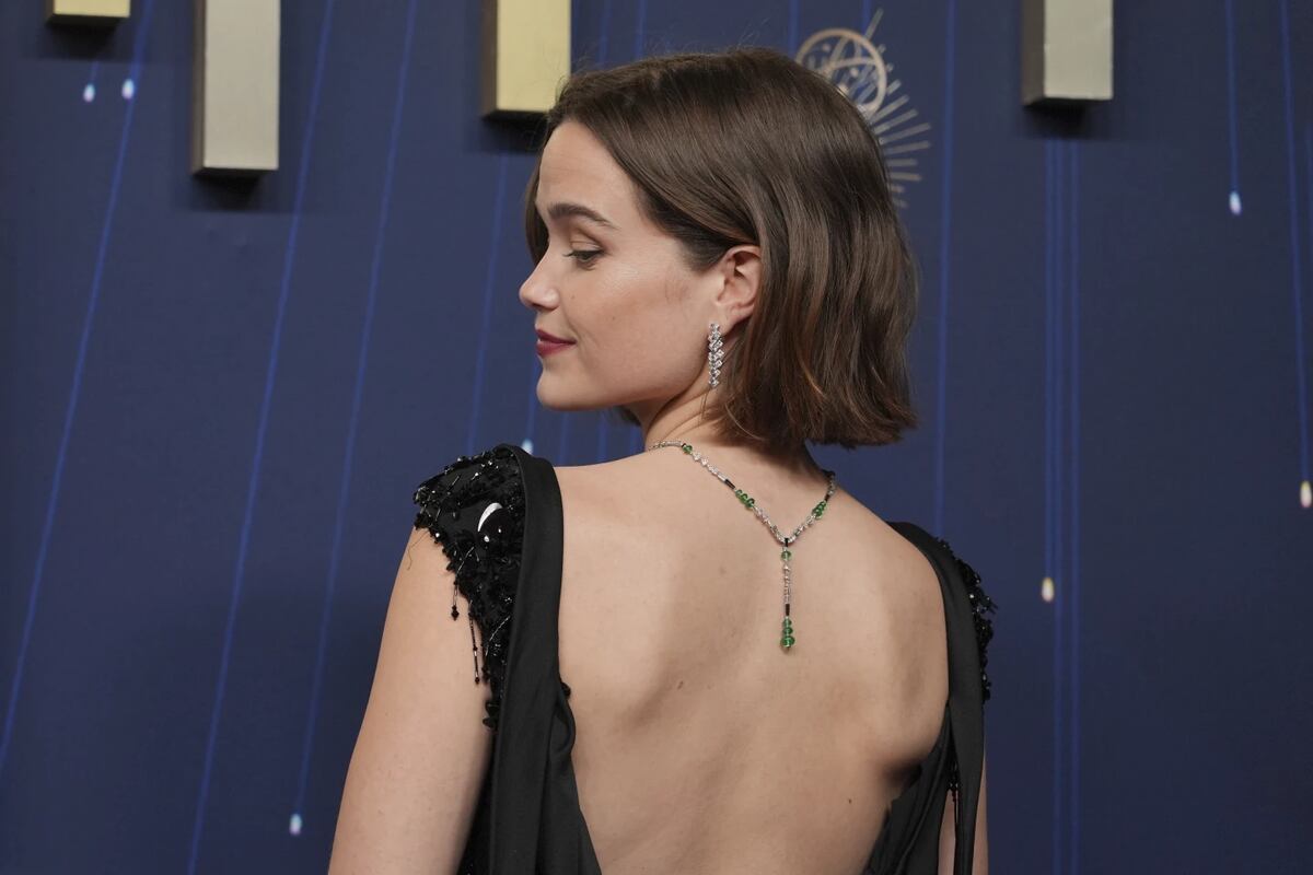 Sarah Catherine Hook, revelación en "The White Lotus", de espalda a los fotógrafos en la alfombra roja de los Emmy 2025. (AP)