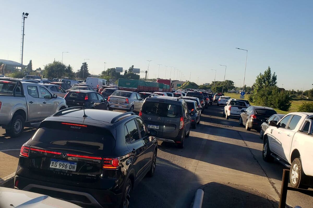 Picada fatal en Córdoba. La ruta E-53 es un verdadero caos vehicular en la mano hacia Córdoba. (Ramiro Pereyra / La Voz)