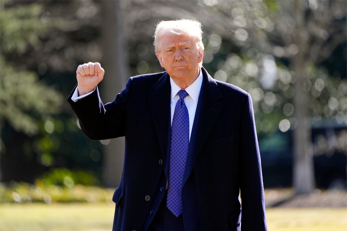 El presidente Donald Trump alza un puño mientras camina para abordar el Marine One en el Jardín Sur de la Casa Blanca, el viernes 14 de febrero de 2025, en Washington. (AP PFoto/Alex Brandon)