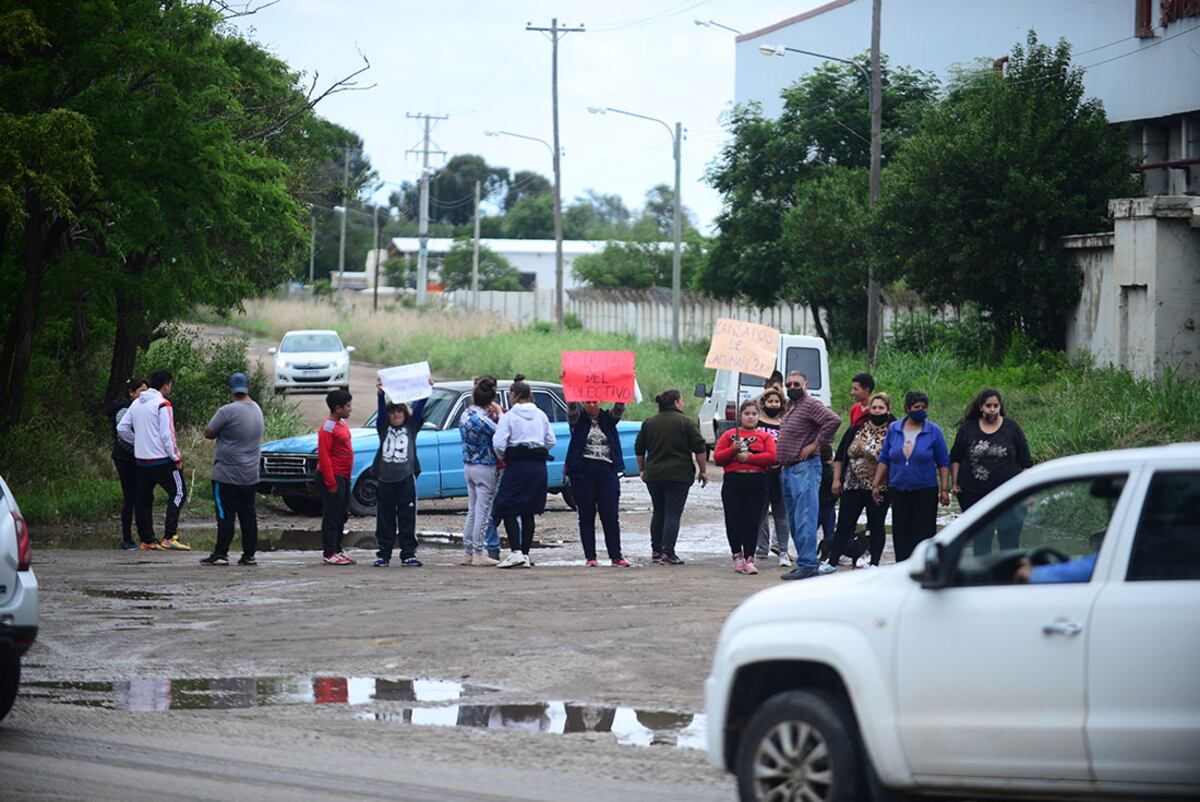 Vecinos del barrio Quintas de Ferreyra protestaron este martes para que arreglen las calles y los colectivos ingresen al barrio. (Foto / José Gabriel Hernández)