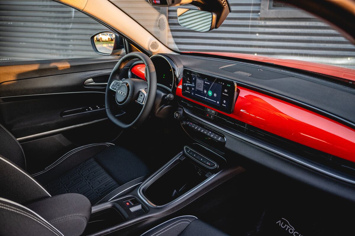 Interior sofisticado: pantalla multimedia de 10,1”, cargador wireless y materiales premium para una experiencia de lujo.