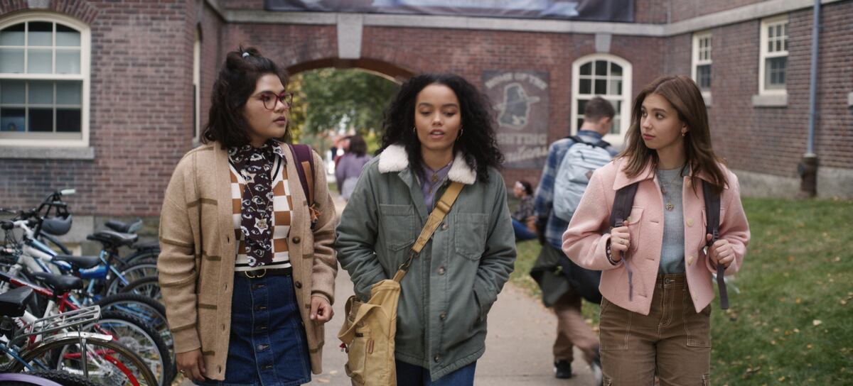 "Abracadabra 2". Belissa Escobedo como Izzy, Whitney Peak como Becca y Lilia Buckingham como Cassie. Foto: prensa Disney.