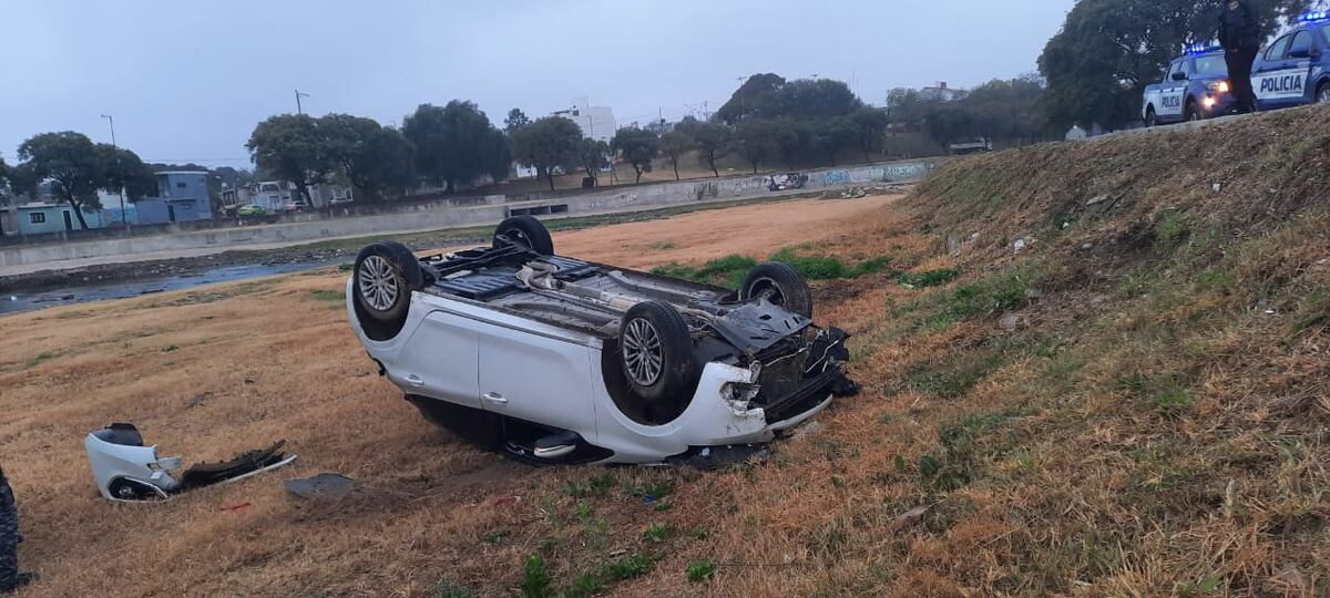 El auto volcó de forma total. (Policía)