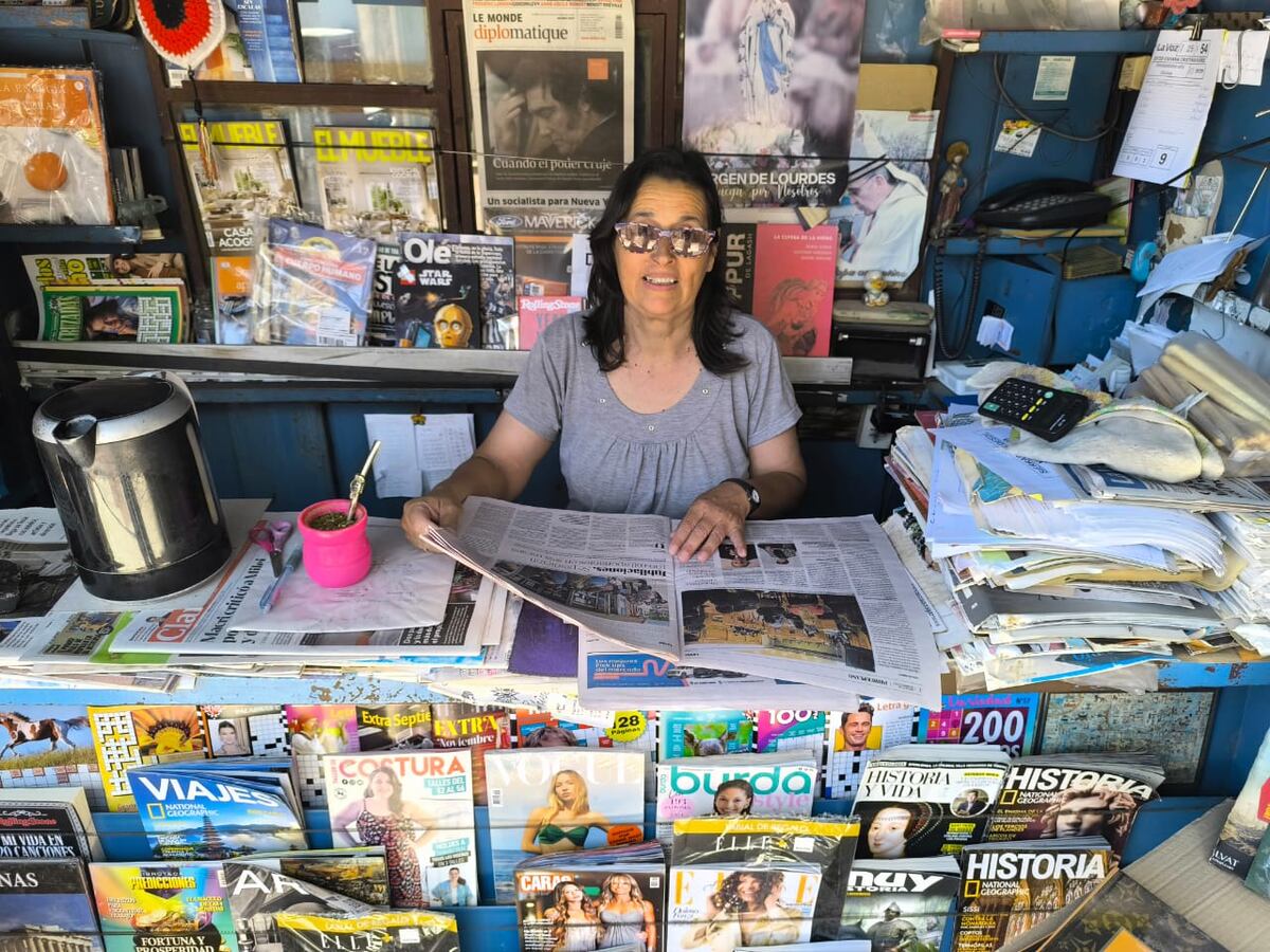 Viviana Núñez, canillita de tres décadas en Río Tercero. (La Voz)