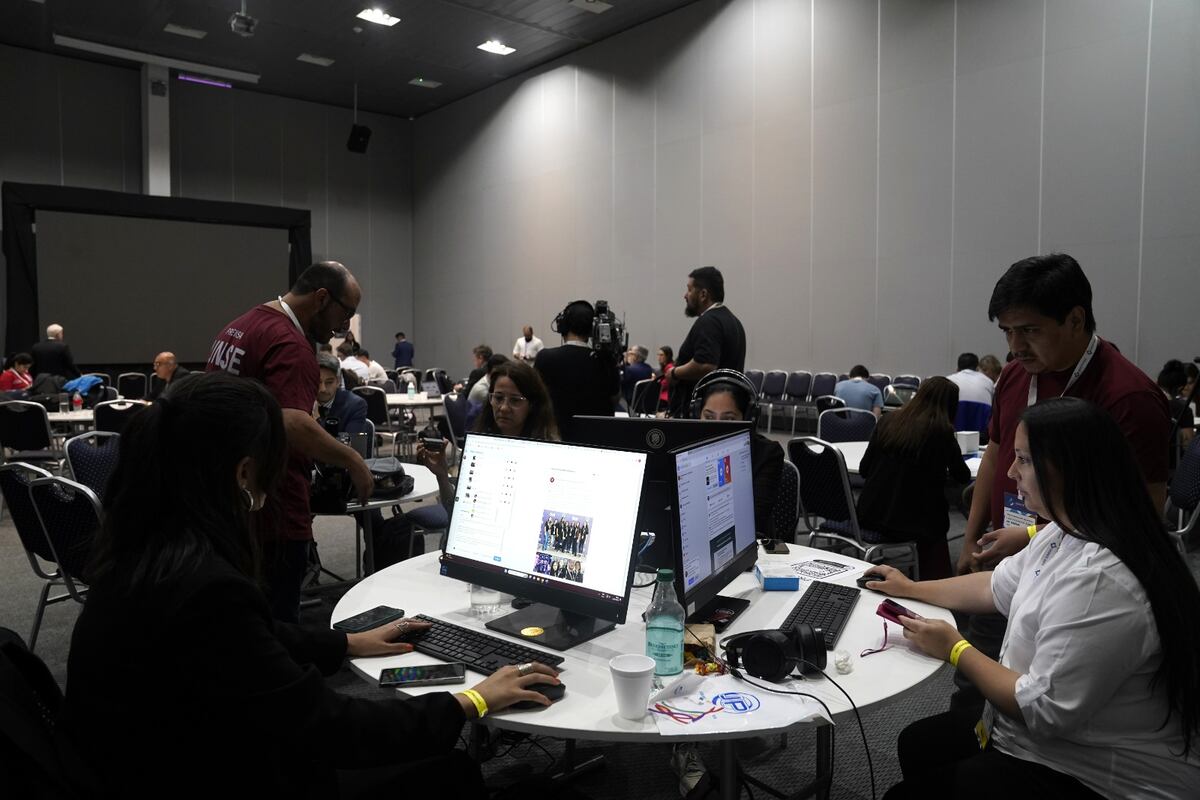 La previa del debate presidencial en Santiago del Estero. (Fotos Clarín)