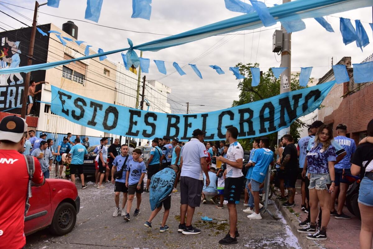 Hinchas de Belgrano en la clásica sección del Cara 'e Cancha en Alberdi. (La Voz)