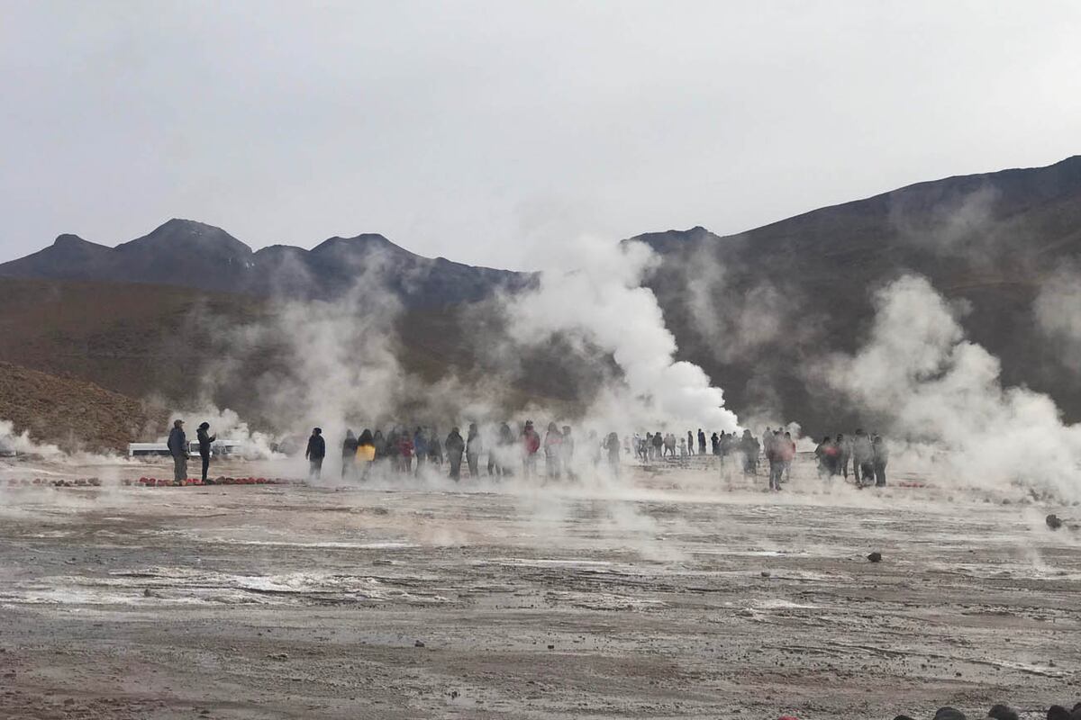En pleno amanecer, los géiseres del Tatio invitan a caminar entre fumarolas y lagunitas sulfurosas