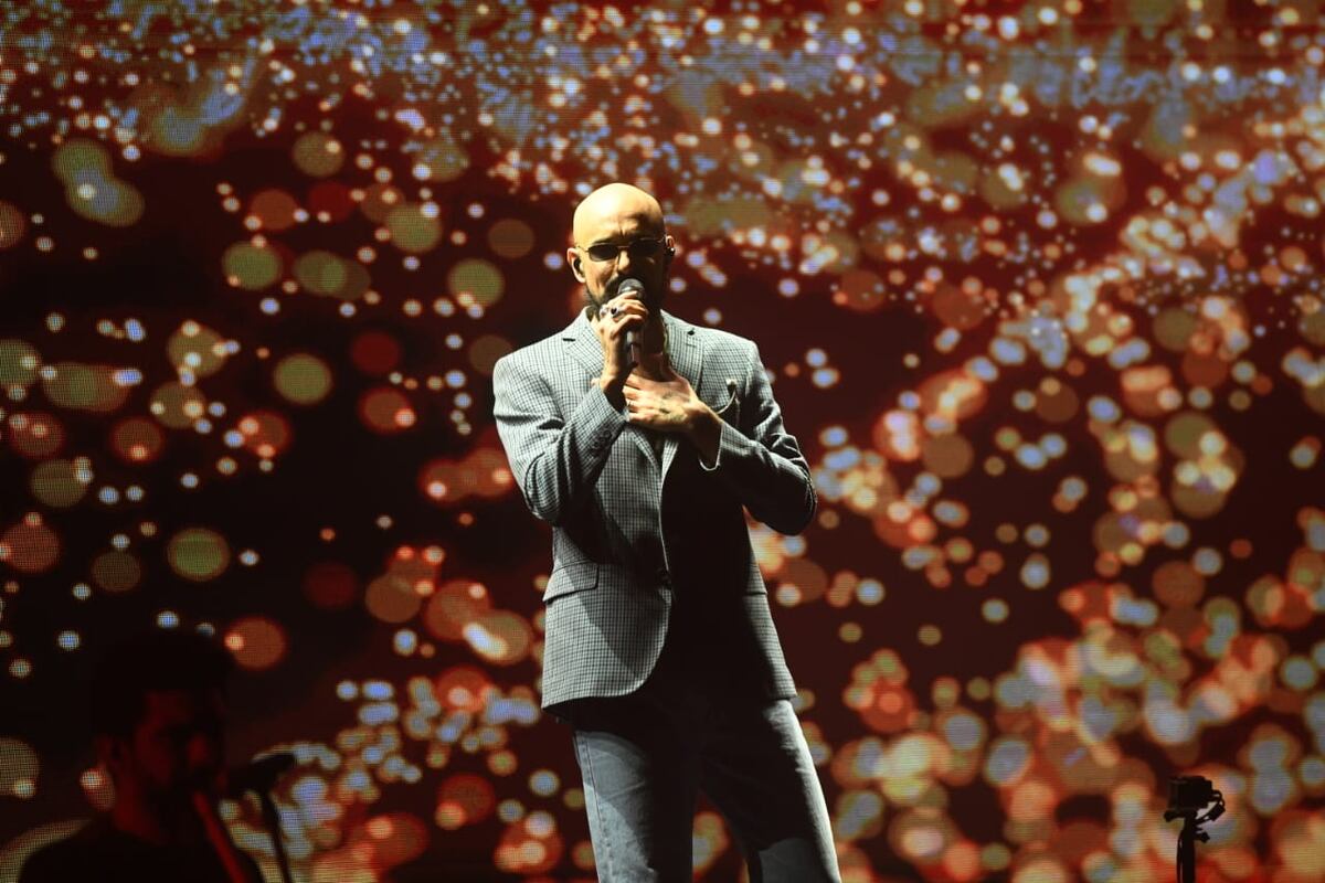 Abel, "brillante sobre el mic". De fondo, la impactante pantalla que corona su show. (Javier Ferreyra / La Voz).