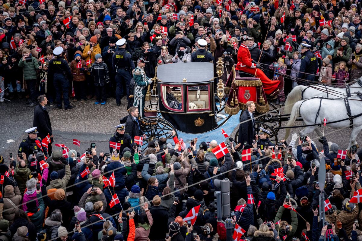 La reina Margarita II de Dinamarca es escoltada en un carruaje dorado desde el castillo de Amalienborg hasta el castillo de Christiansborg en Copenhague, este domingo 14 de enero de 2024. (Ida Marie Odgaard/Ritzau Scanpix via AP)