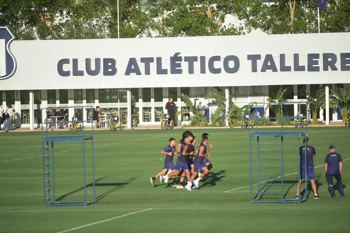 Talleres: el entrenamiento abierto reforzó el vínculo entre el plantel y su gente, en una tarde marcada por el viento y el aliento constante. (Javier Ferreyra / La Voz)
