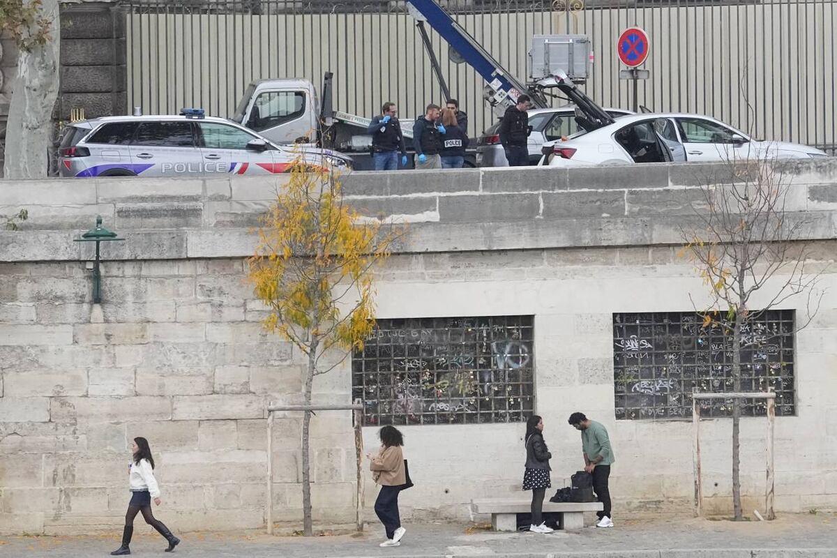 París. La Policía junto al montacargas que utilizaron los ladrones en el Museo del Louvre. (AP / Thibault Camus)
