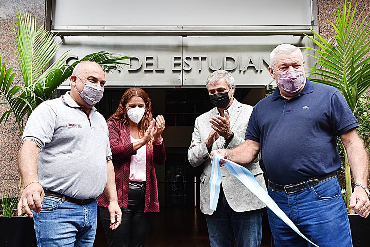 Máximo Brizuela junto a Walter Grahovac celebraron la reinauguración y anunciaron una nueva Tecnicatura en Seguridad e Higiene. / SIRELyF