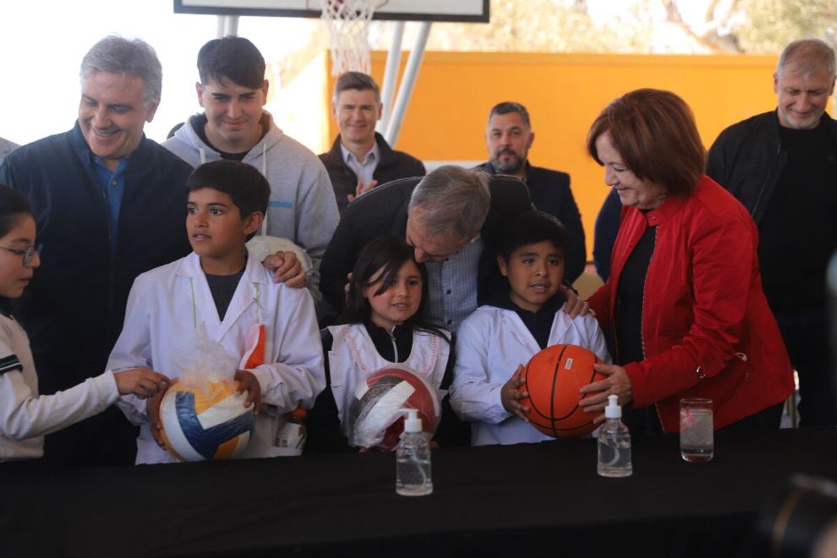 La Provincia inauguró un nuevo polideportivo social en barrio El Chingolo.