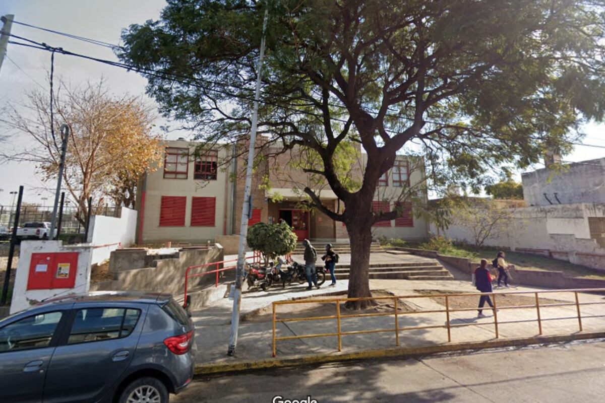 Cuál es la velocidad máxima permitida en las escuelas. 