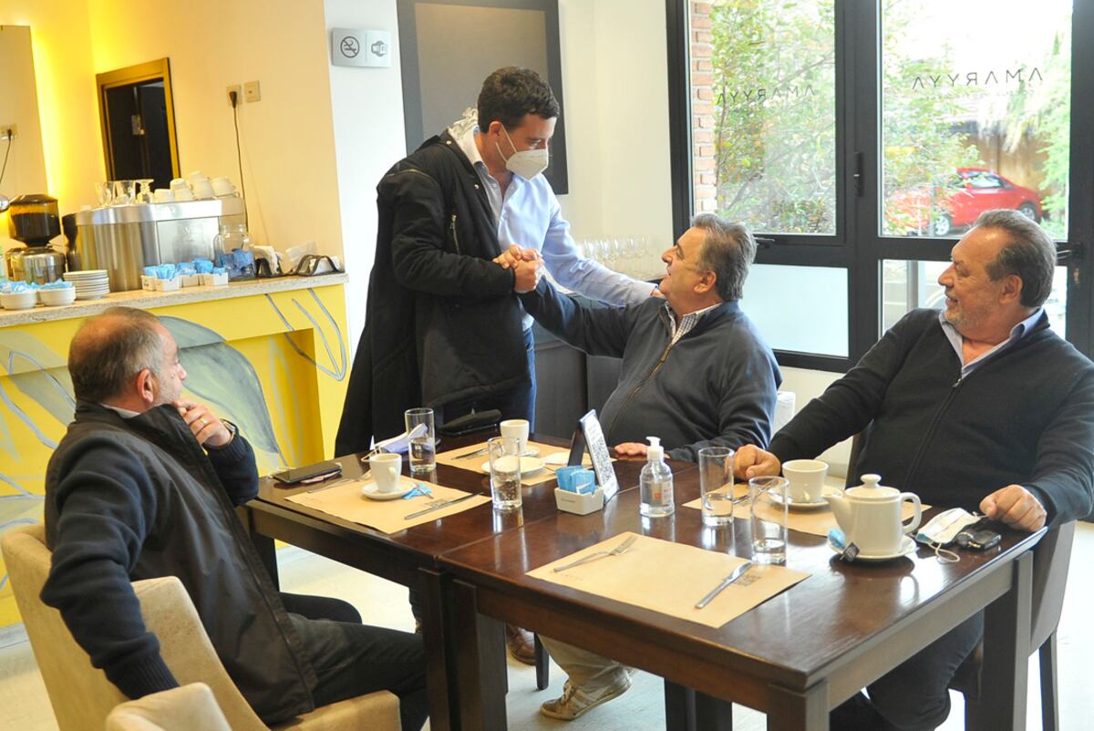 Luis Juez Mario Negri Gustavo Santos y Rodrigo de Loredo de juntos por Cordoba reunidos en un cafe en Villa Belgrano después de las elecciones 13 septiembre 2021 foto Javier Ferreyra