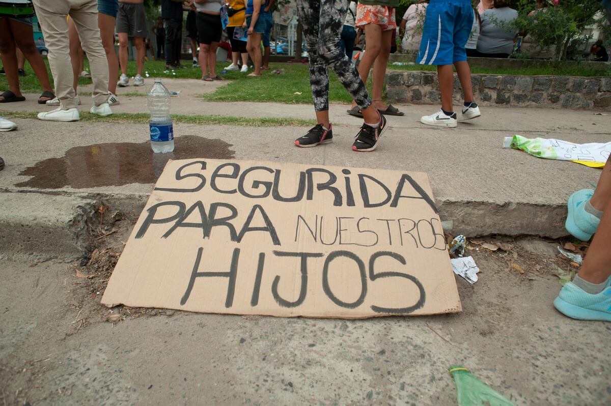 Familiares y vecinos de la villa 1.11.14 reclaman seguridad para con sus hijos y pares.