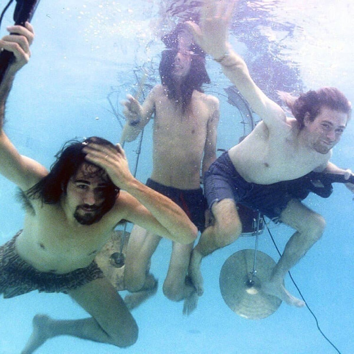 Los Nirvana, sumergidos como Spencer Elden pero con las mallas bien puestas. (Universal Music)