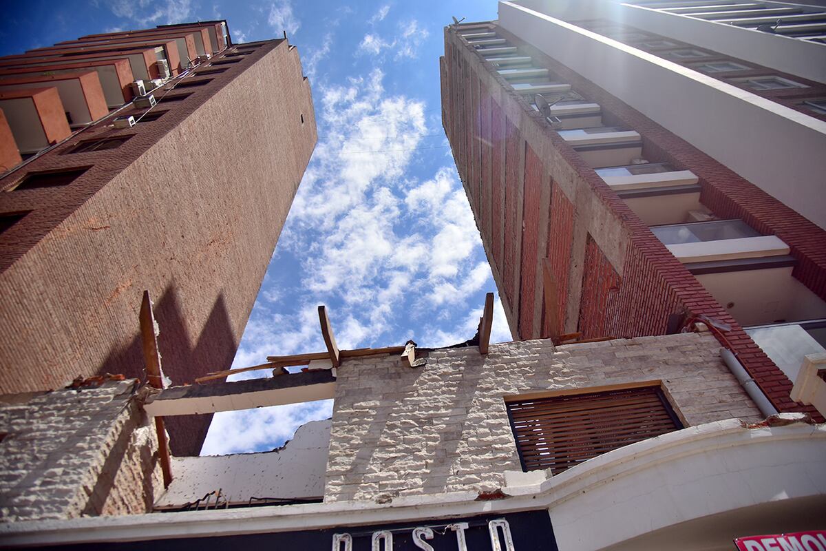 A seis meses, así está el edificio y el lugar del derrumbe en Bv. San Juan 600. (Pedro Castillo / La Voz)