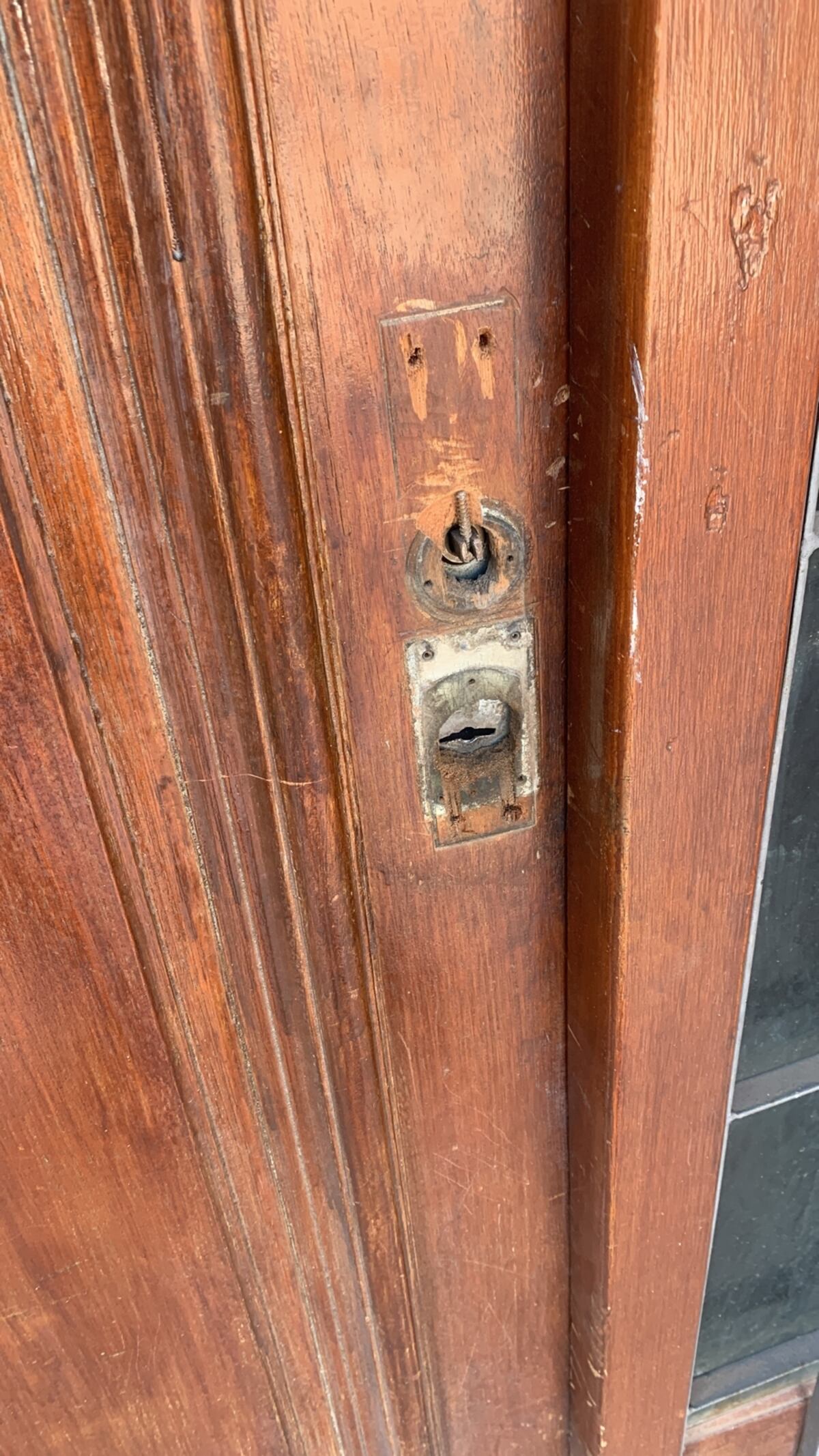 Se roban los picaportes de bronce de las casas de barrio San Martín, en Córdoba capital. (Fotos gentileza)