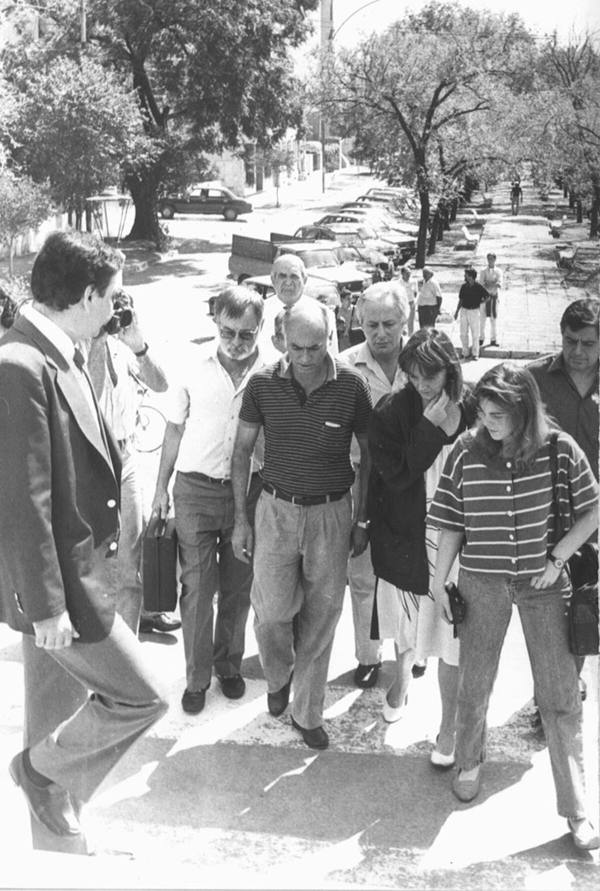Miguel "Tubo" Durán, sube las escalinatas detrás de los padres de María Soledad Morales.