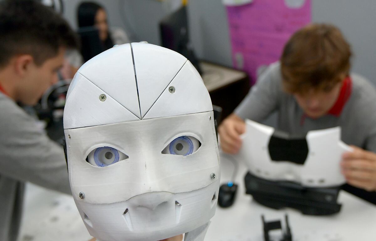 Alumnos trabajan en proyectos de inteligencia artificialSantiago Vázquez  (17 )junto Juan Ledesma (17), del quinto años de la Escuela Edison, trabajan en el Proyecto inteligencia artificial para lenguaje de señasFoto : Orlando Pelichotti