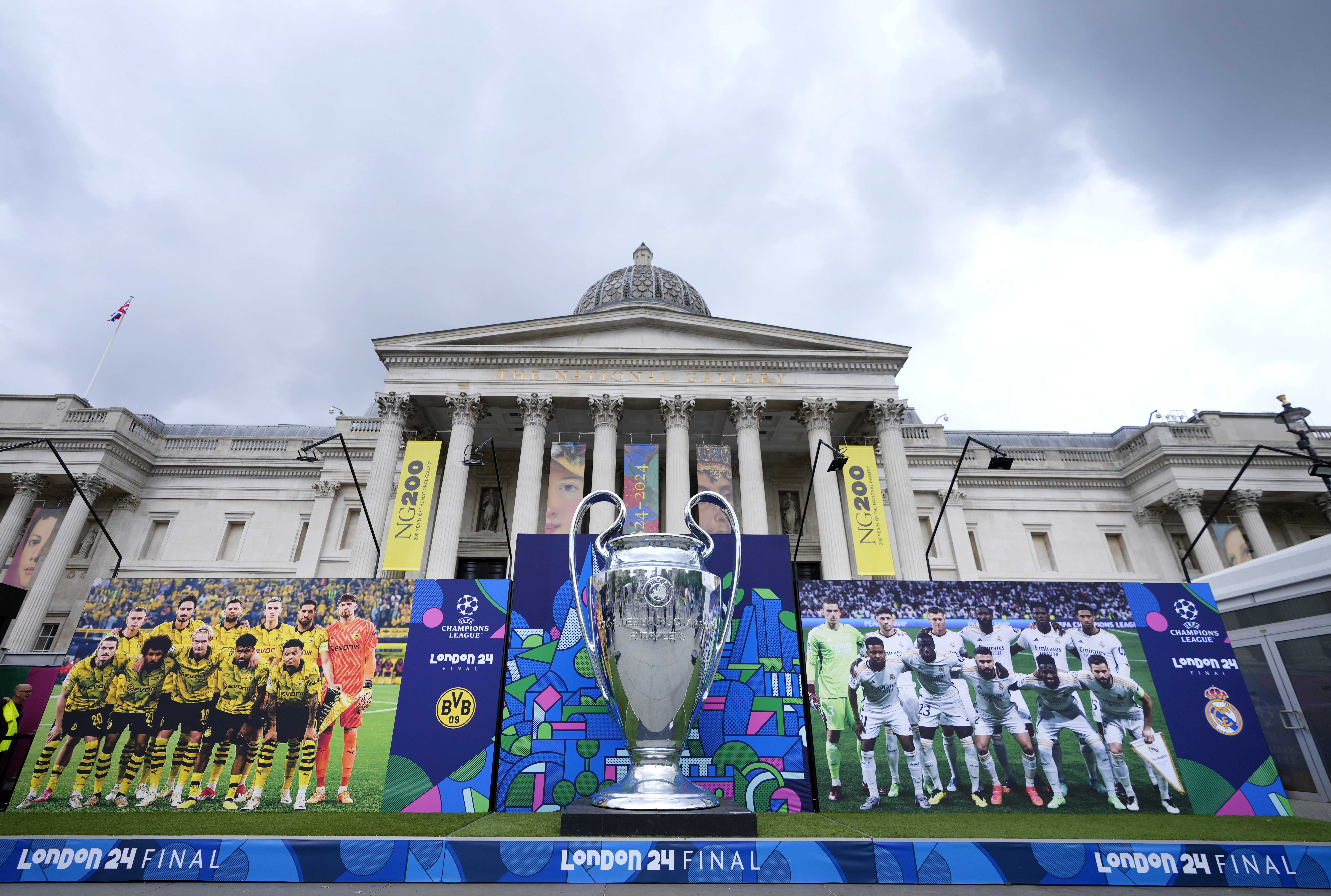 Una réplica gigante del Trofeo de la Liga de Campeones se encuentra frente a la Galería Nacional en Trafalgar Square en Londres (AP)