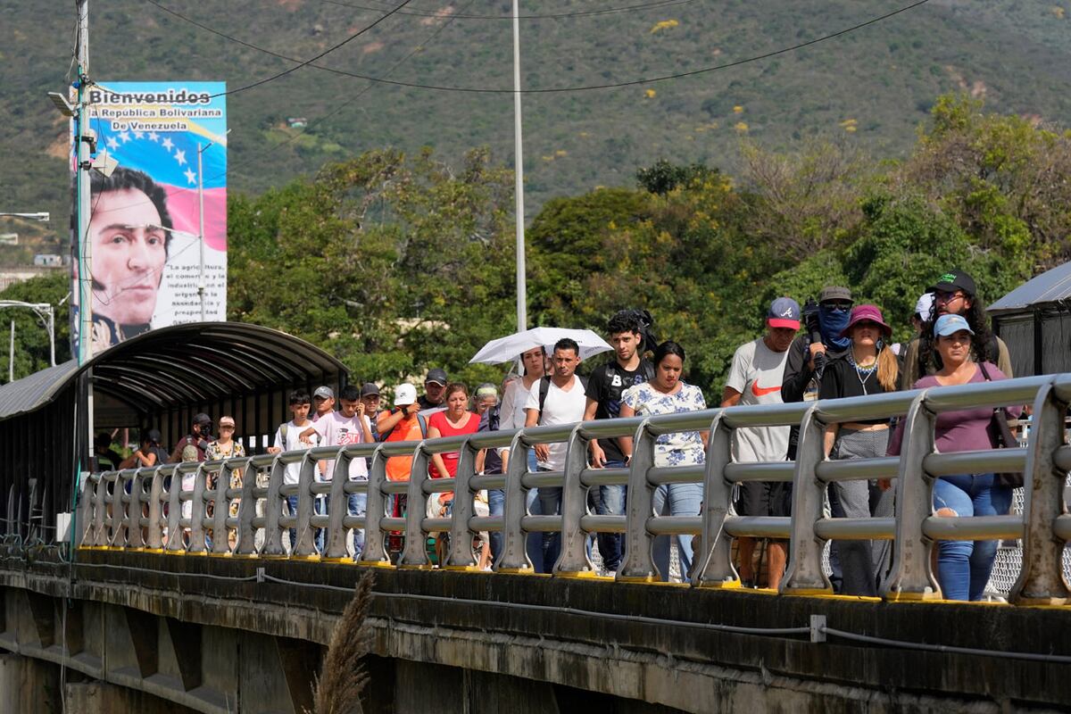 Los peatones utilizan el Puente Internacional Simón Bolívar para cruzar entre San Antonio, Venezuela y Cúcuta, Colombia.