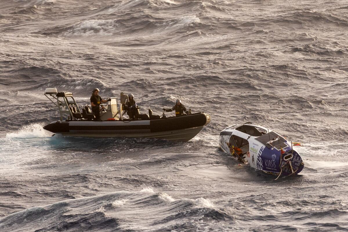 En esta imagen proporcionada por la Marina de la Fuerza Australiana de Defensa, marineros del HMAS Choules utilizan una lancha inflable para rescatar al remero lituano Aurimas Mockus, el lunes 3 de marzo de 2025, que dio con una tormenta en el mar de Coral cerca de la costa nordeste de Australia cuando intentaba cruzar el océano Pacífico desde California. (CPOIS Helen Frank/Fuerza Australiana de Defensa via AP)